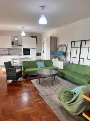 Casa di Zoe apartment - Punto di sosta x bikes auto e moto a 20 minuti dall'autostrada - parcheggio privato - giardino con barbecue - Civita Castellana